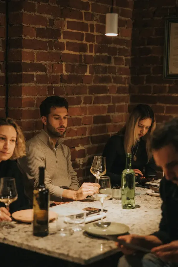 Kameralna degustacja wina w Pijalnych — mała grupa, rozmowa, ciepłe światło