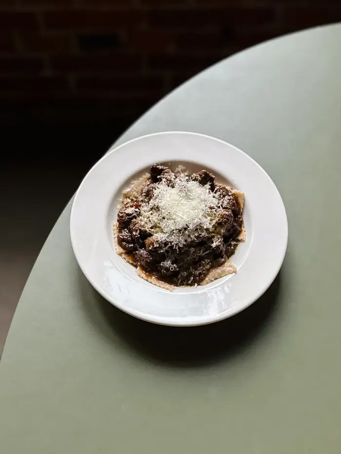 Długo duszona dziczyzna z kluskami z płaskurki i parmezanem