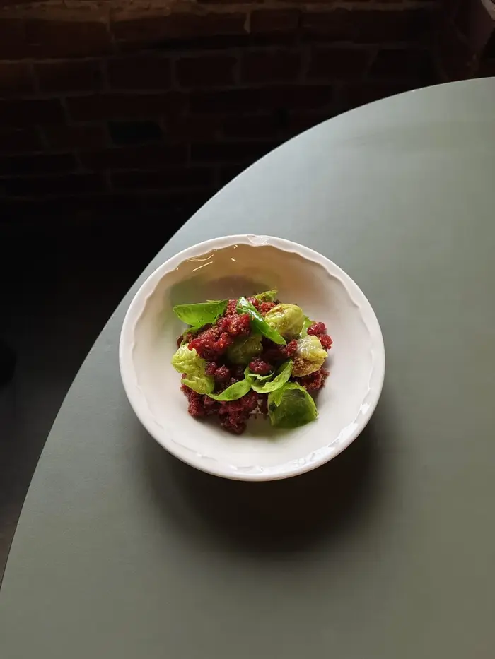 Tatar wołowy z brukselkami — sezonowa przystawka w Pijalnych