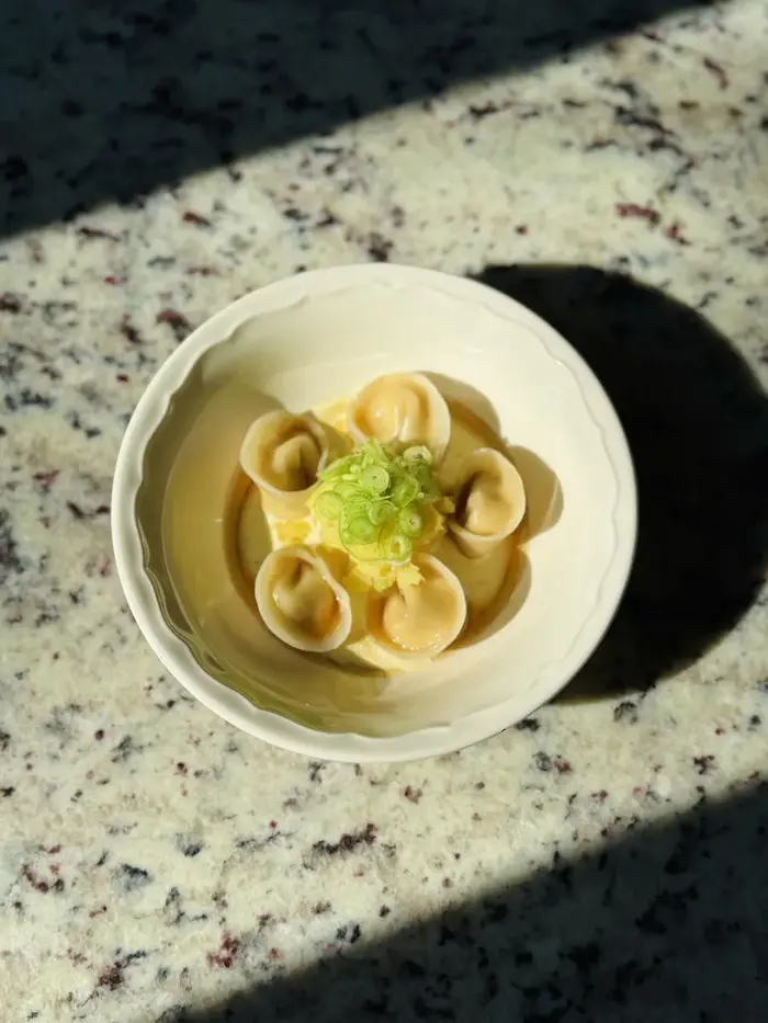 Ręcznie lepione tortellini w bulionie