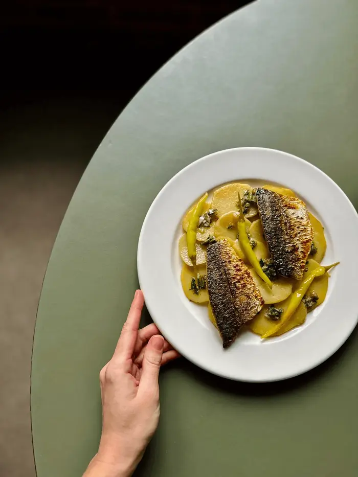 Filet z ryby z puree i ziołowym masłem