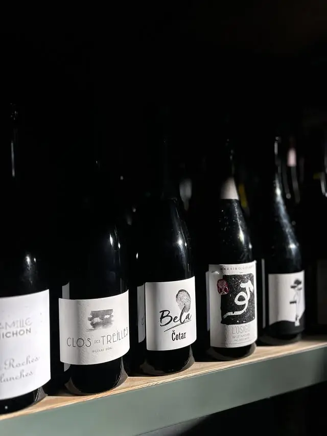 Bottles naturalnego wina na półce w Pijalnych