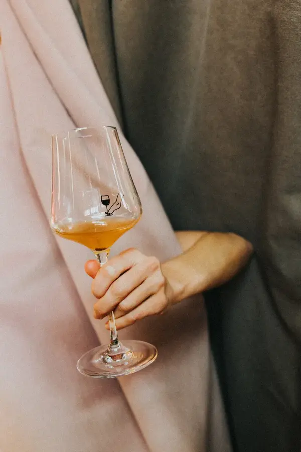 Kieliszek wina pomarańczowego w Pijalnych