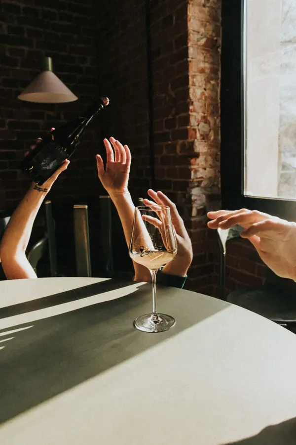 Dominika nalewa wino do kieliszka