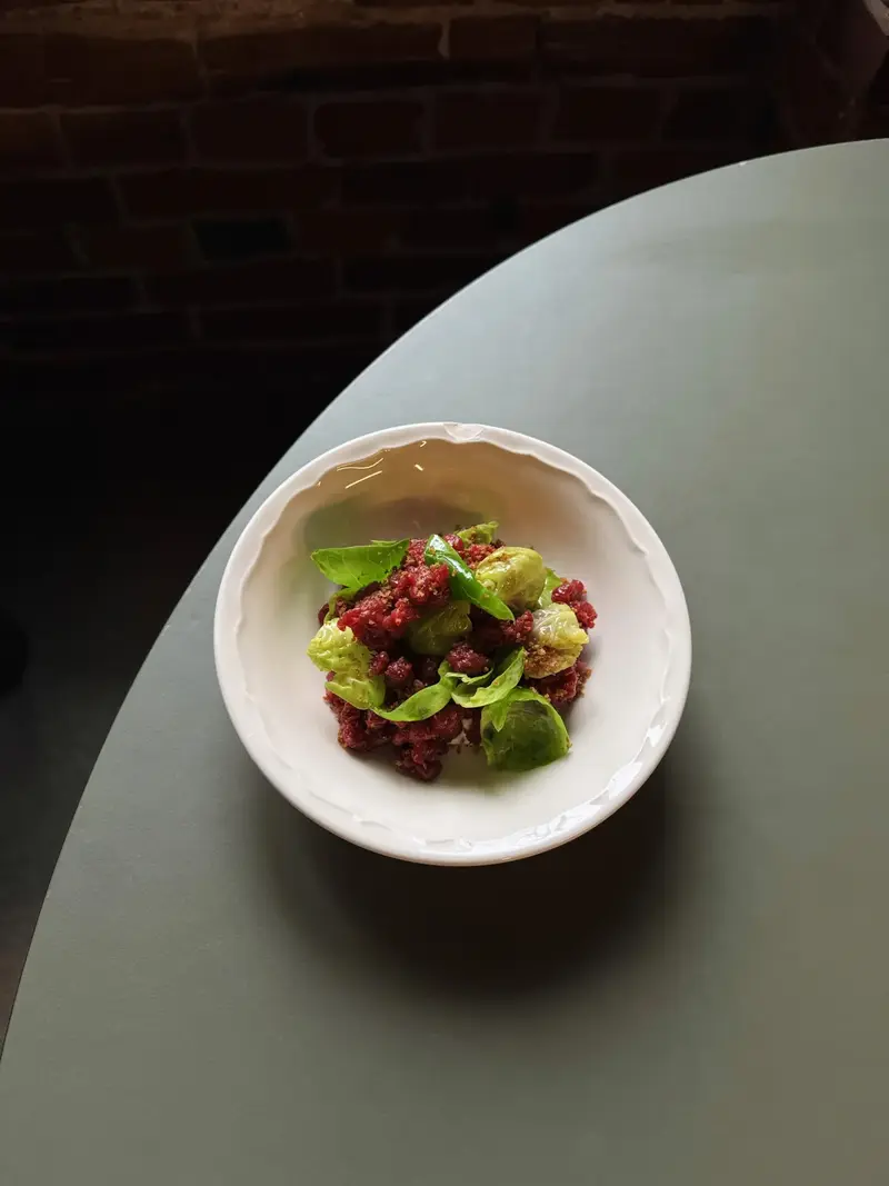 Nalewanie naturalnego wina do kieliszka w Pijalnych